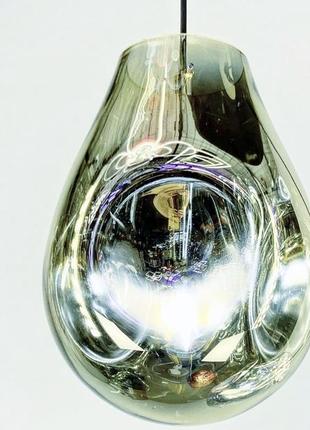 Підвісні світильники з подовженим м'ятим склом.