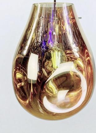 Підвісні світильники з подовженим м'ятим склом.