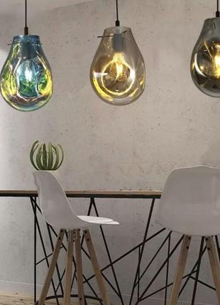 Підвісні світильники з подовженим м'ятим склом.