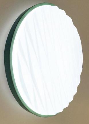 Потолочный светильник в корпусе зеленого цвета.