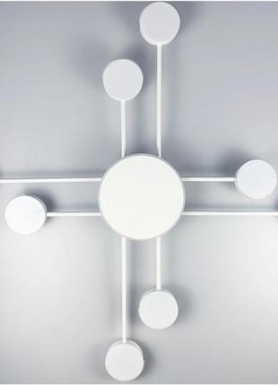 Стельовий світильник-супутник білого кольору.