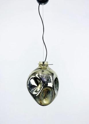 Подвесной светильник с плафоном золотистого оттенка.