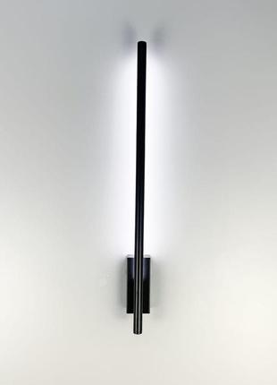 Лінійний настінний світильник із регулюючим механізмом