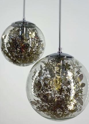 Подвесной светильник с прозрачным плафоном шаром с флористическими мотивами.4 фото