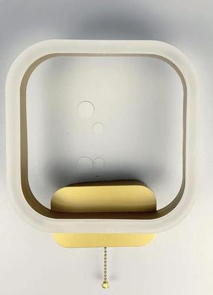 Світлодіодний світильник у металевому корпусі у золотистому кольорі.5 фото