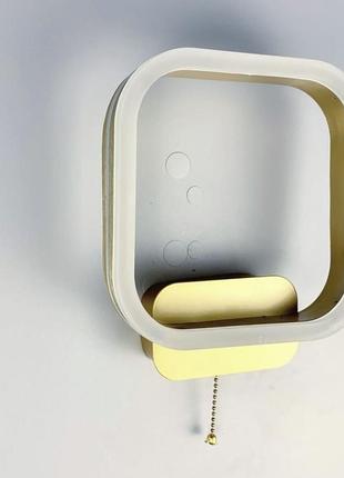Светодиодный светильник в металлическом корпусе в золотистом цвете.7 фото