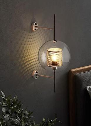 Дизайнерский настенный светильник в латунном каркасе.8 фото