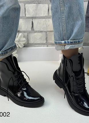 Зимові жіночі лакові ботинки чорного кольору, трендові жіночі черевики на шнурівці