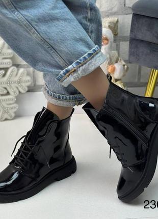 Зимові жіночі лакові ботинки чорного кольору, трендові жіночі черевики на шнурівці