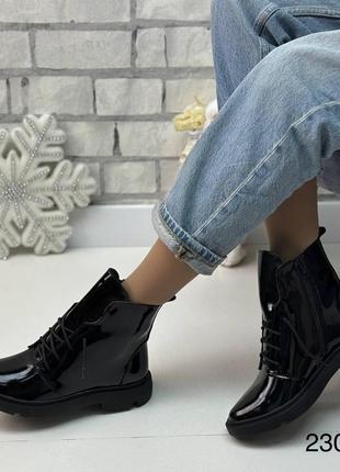 Зимові жіночі лакові ботинки чорного кольору, трендові жіночі черевики на шнурівці7 фото