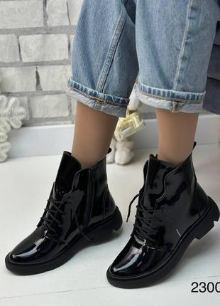Зимові жіночі лакові ботинки чорного кольору, трендові жіночі черевики на шнурівці