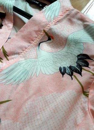 Очень красивая зефирная блуза с журавлями на запах8 фото