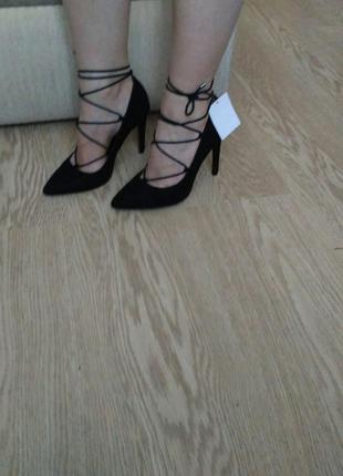 Новые замшевые туфли на шнуровке1 фото