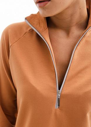 Коротке трикотажне плаття в спортивному стилі карамельне