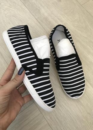 Полосатые слипы, мокасины, кеды