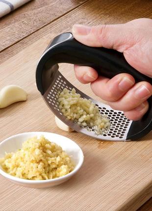 Ручна часничніца garlic press прес для часнику зручна часникодавка5 фото