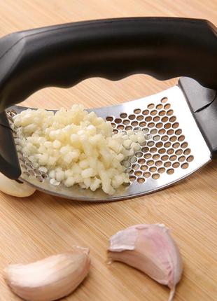 Ручна часничніца garlic press прес для часнику зручна часникодавка2 фото