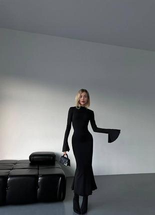 Женское длинное платье с рукавами клёш черное