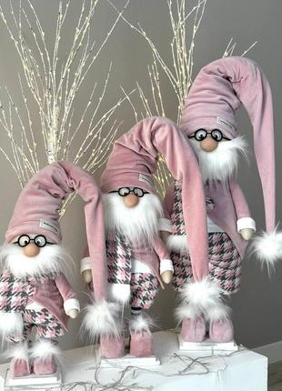 Новогодняя фигурка игрушка санта в длинной шапке 65см праздничное украшение гном для декора розовый