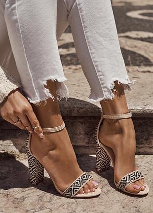 Бежеві плетені босоніжки