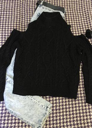 Стильный свитер оверсайз с открытыми плечами