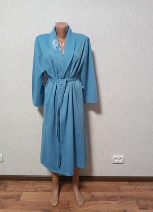 Голубой халат с цветком