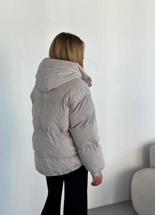 Есть видео куртка дутая пуффер с капюшоном короткая беж зима кремовая3 фото