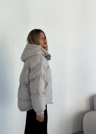 Есть видео куртка дутая пуффер с капюшоном короткая беж зима кремовая2 фото