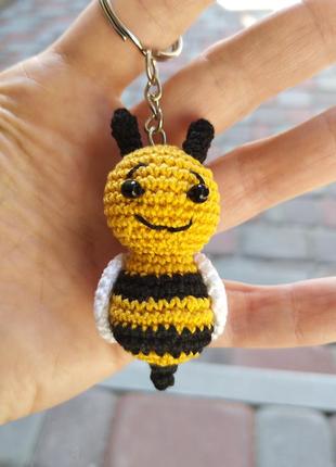 Брелок пчела ручной работы связанная крючком.