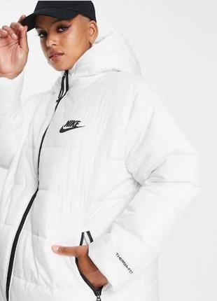 Оригинальная женская куртка nike «sportswear therma-fit repel hooded parka jacket »3 фото