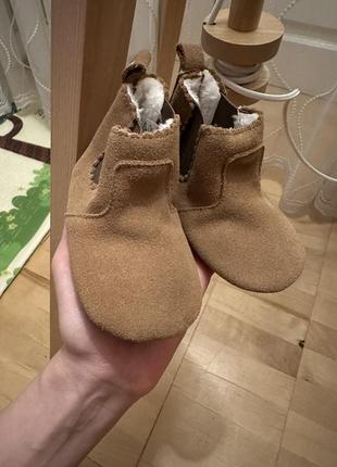 Новые ботиночки пинетки теплые 6-12 next 11 см 18 р замш бежевые коричневые2 фото