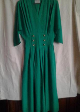 Платье модного зелёного цвета.