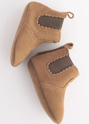 Новые ботиночки пинетки теплые 6-12 next 11 см 18 р замш бежевые коричневые