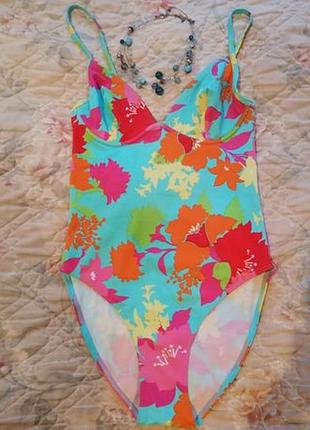 Красивый сдельный яркий купальник в бассейн или на пляж