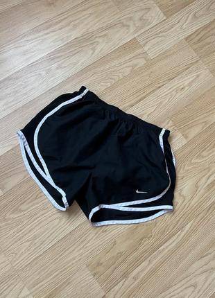 Женские спортивные шорты nike оригинал ( размер s)