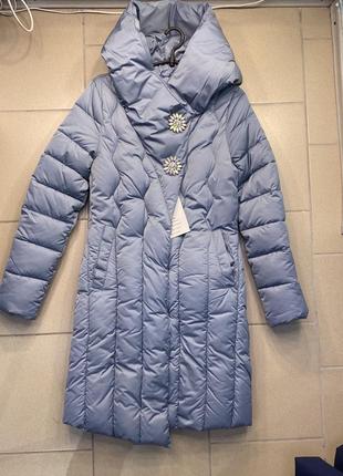 Розпродаж стильний елегантний жіночий зимовий блакитний пуховик з брошками з поясом розмір s, l,xl