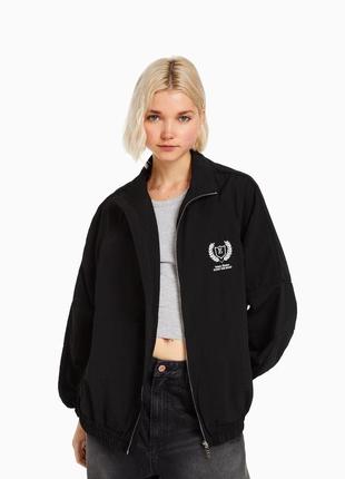 Нейлонова куртка bershka