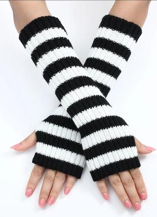 Перчатки с закрытыми пальцами полосатые бело черные рубчик