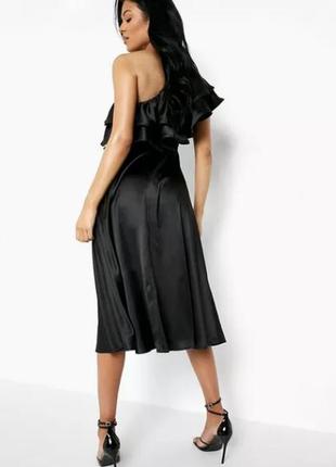 Чорна атласна міді сукня з рюшами на одне плече3 фото