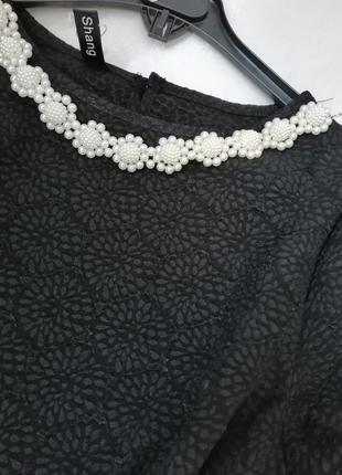 Блузка футболка з фактурної тканини пишний рукав баф знімна оздоба з перлів у вигляді квітів біла пе3 фото
