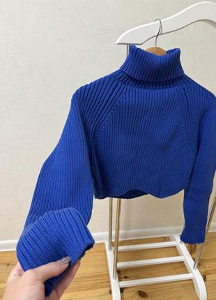 Красивый асимметричный свитер укороченый