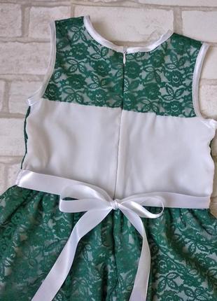 Нарядное зеленое платье на девочку с гипюром6 фото
