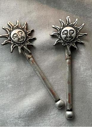 Старинные металлические брошки в виде солнышек, которые пришивают к одежде, ручная работа солнце серебристого цвета