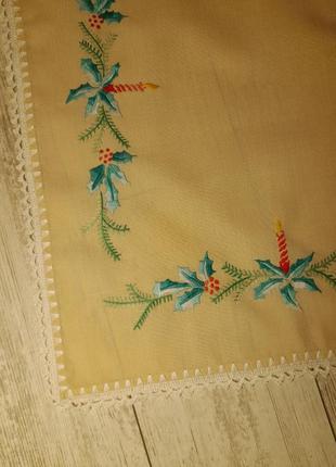Винтажная салфетка с новогодней вышивкой и кружевом4 фото