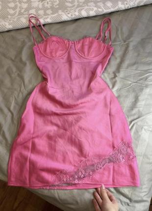Кокетливое атласное платье с кружевными краями и тонкими бретельками розовое яркое бренд женское бельевое пеньюар ночная рубашка4 фото