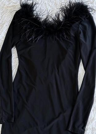 Черное платье ad lib с перьями