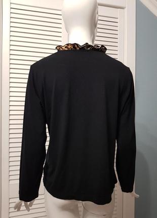 Черная трикотажная блуза с анималистическим декором5 фото
