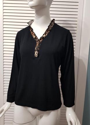 Черная трикотажная блуза с анималистическим декором2 фото