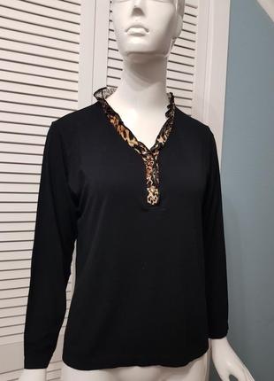 Черная трикотажная блуза с анималистическим декором1 фото