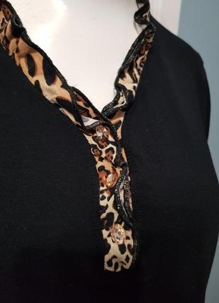 Черная трикотажная блуза с анималистическим декором4 фото